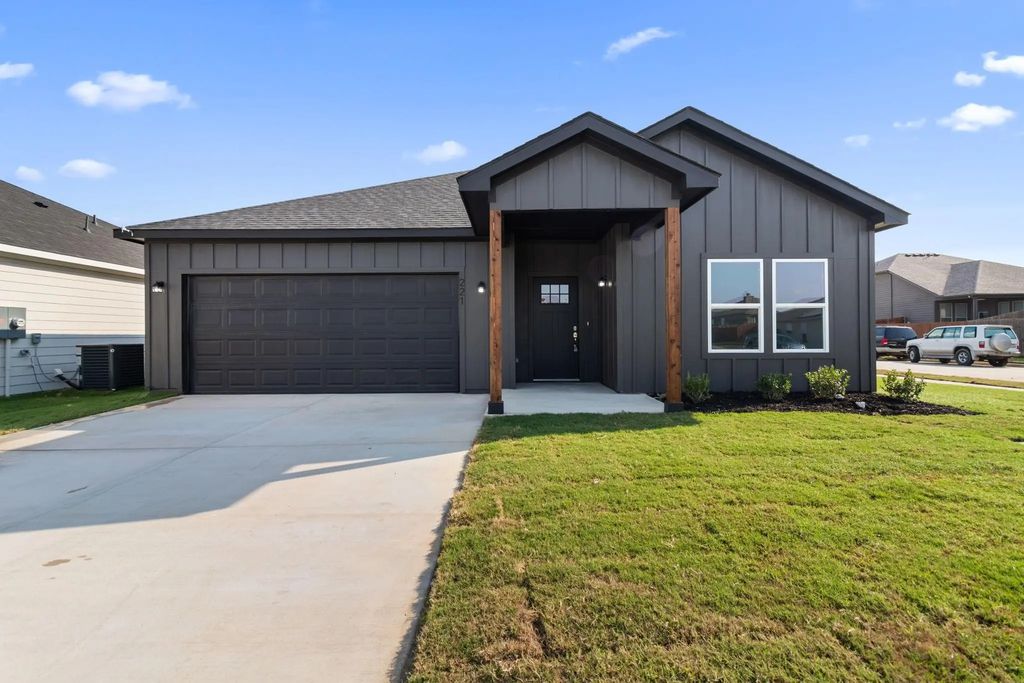221 Lead Creek Drive, Fort Worth