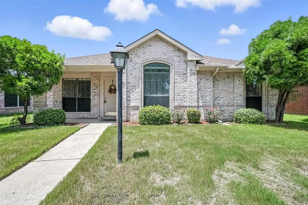 1716 Creekpoint Drive, Lewisville