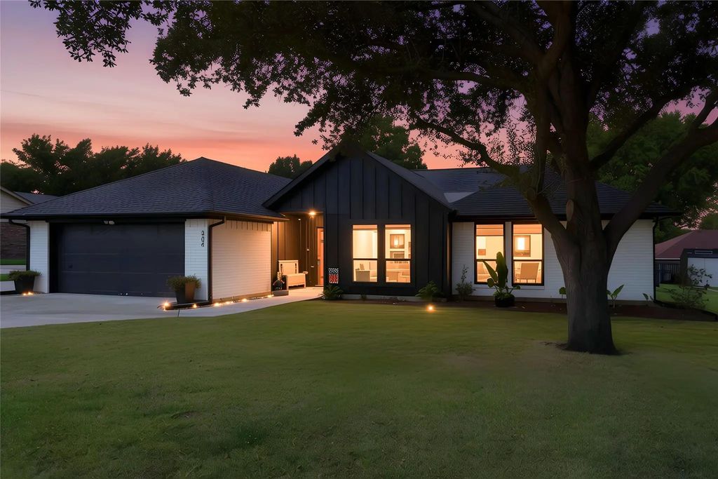 304 King Trail, Keller
