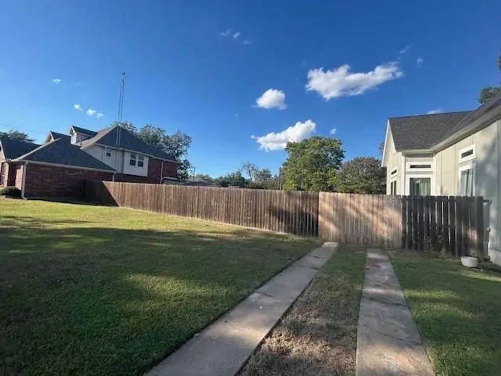 1021 W Sears Street, Denison