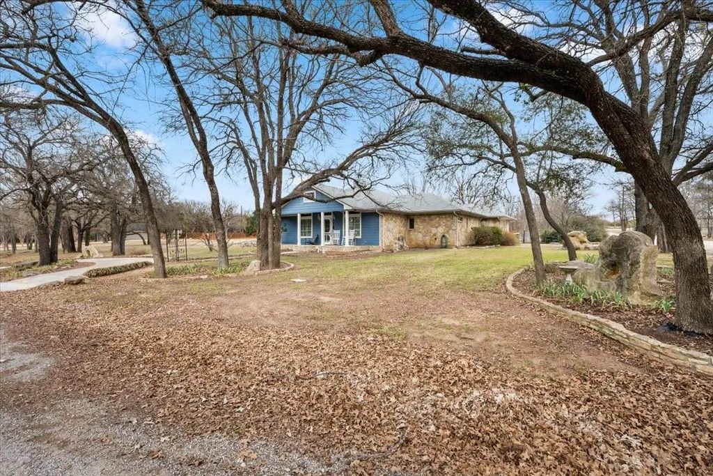 915 Live Oak Circle, Hico