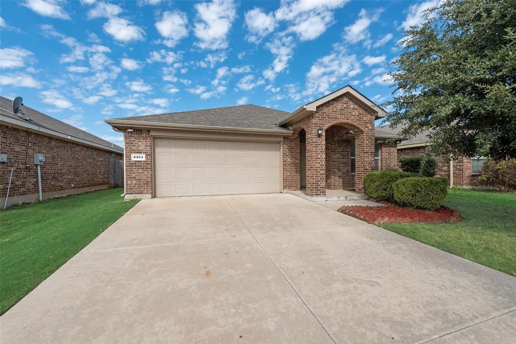 8852 Poynter Street, Fort Worth