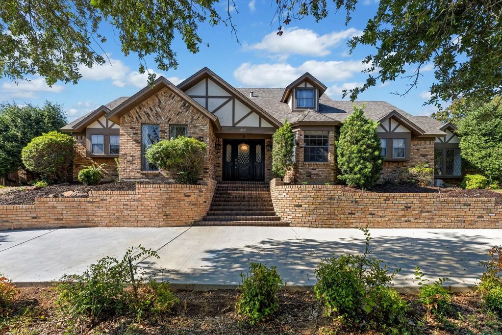 2813 S Country Club Road, Garland
