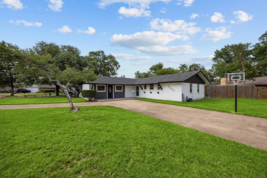2227 Greenbrier Drive, Irving