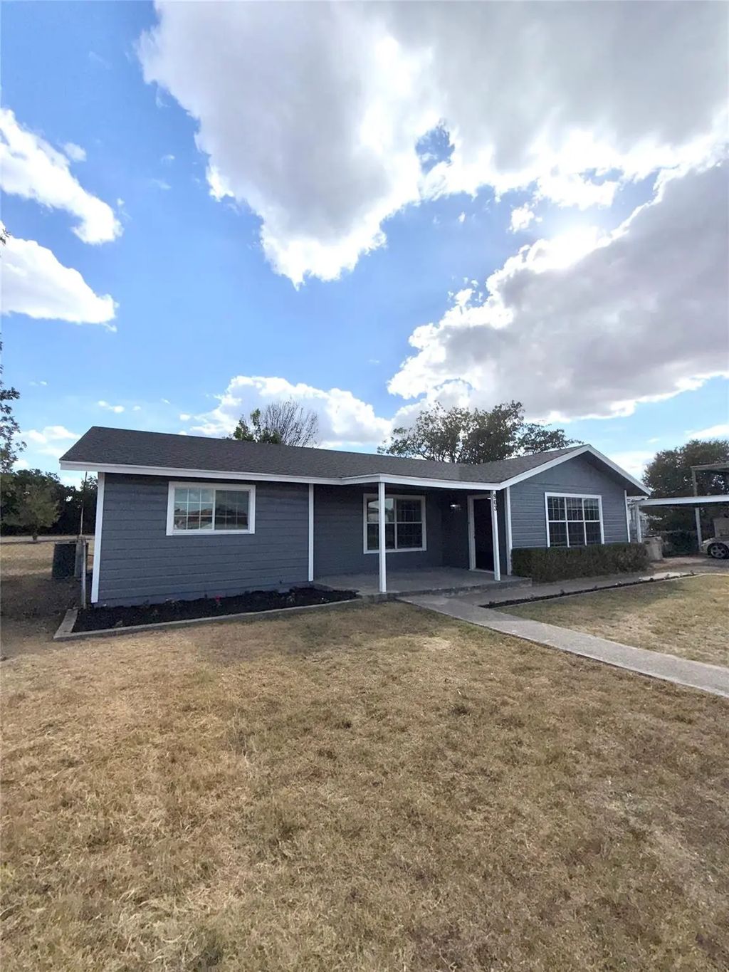 903 E Hall Street, Bangs