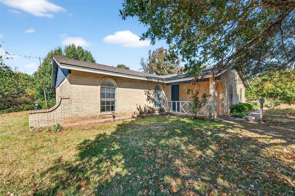 2107 N Fm 2729, Whitewright