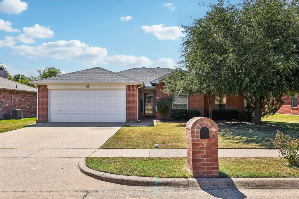 906 Creekview Drive, Waxahachie