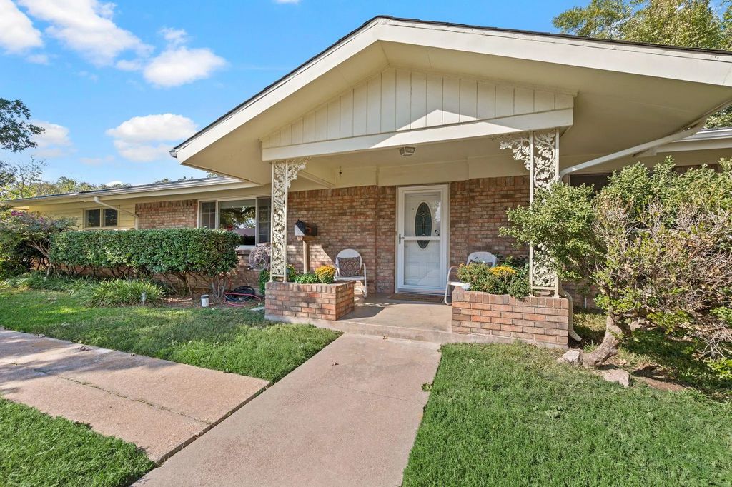 744 Briarwood Lane, Hurst