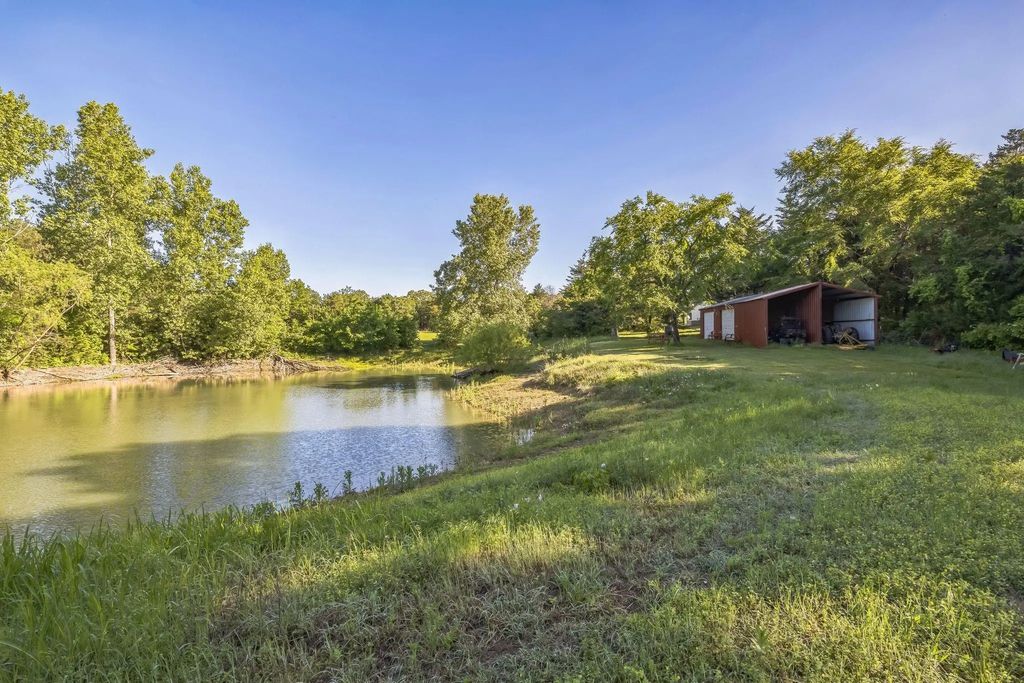 906 County Road 2770, Honey Grove