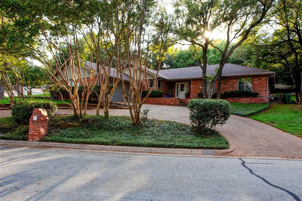 2100 Lakehill Court, Arlington