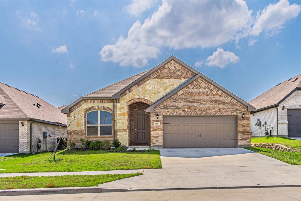 5241 Markham Ferry Drive, Fort Worth