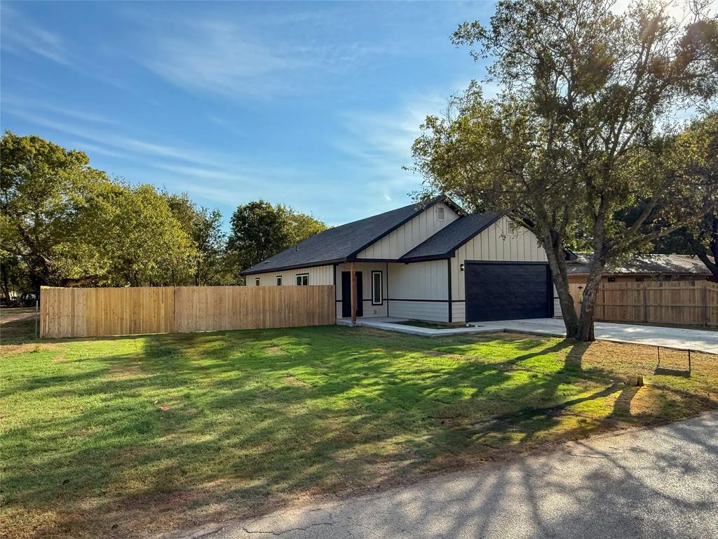 406 N Cleburne Whitney Road, Rio Vista