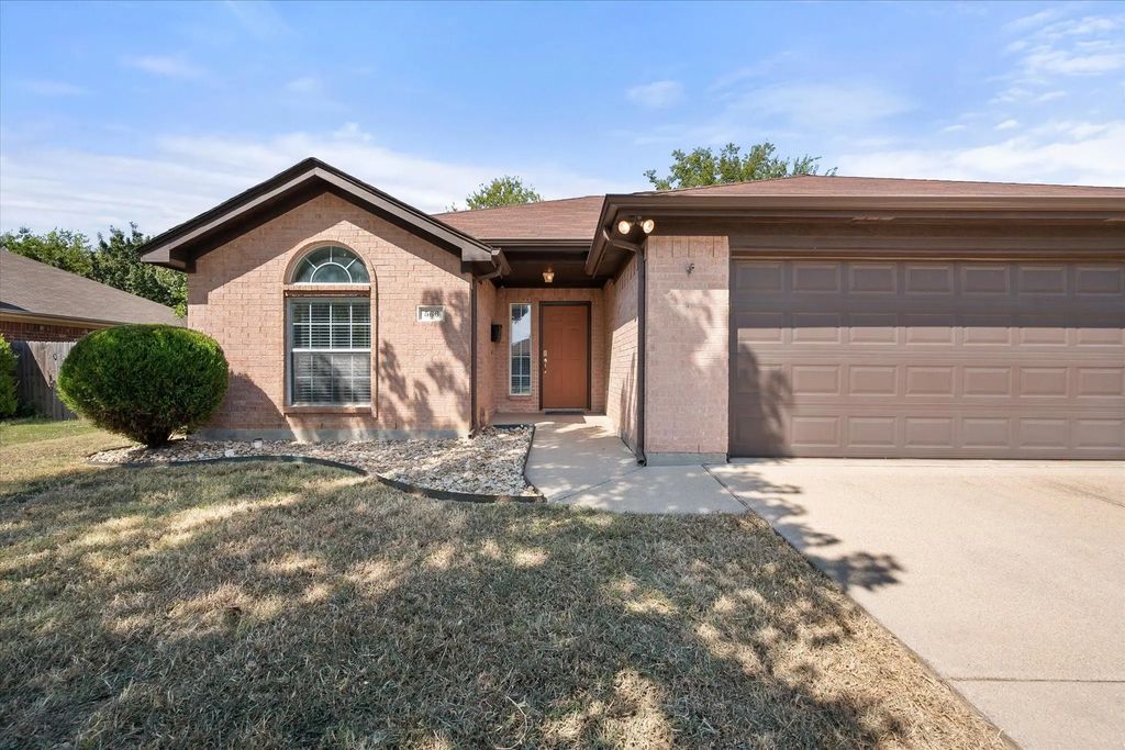566 Tanglewood Drive, Burleson