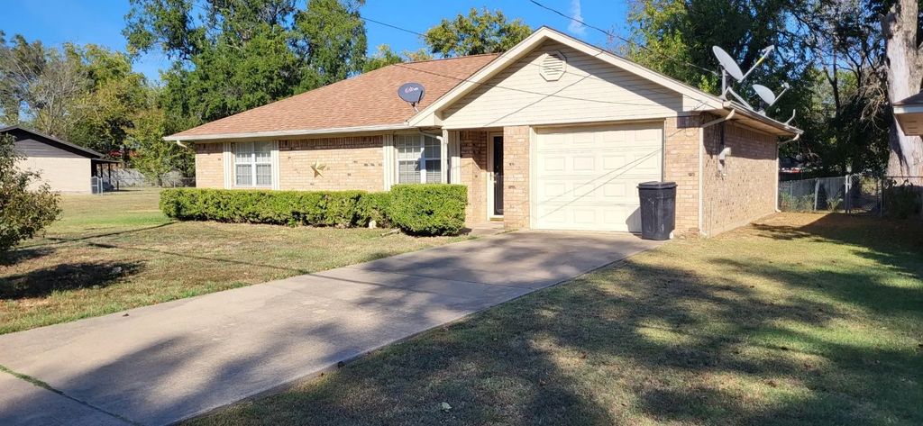 908 Fisher Street, Sulphur Springs