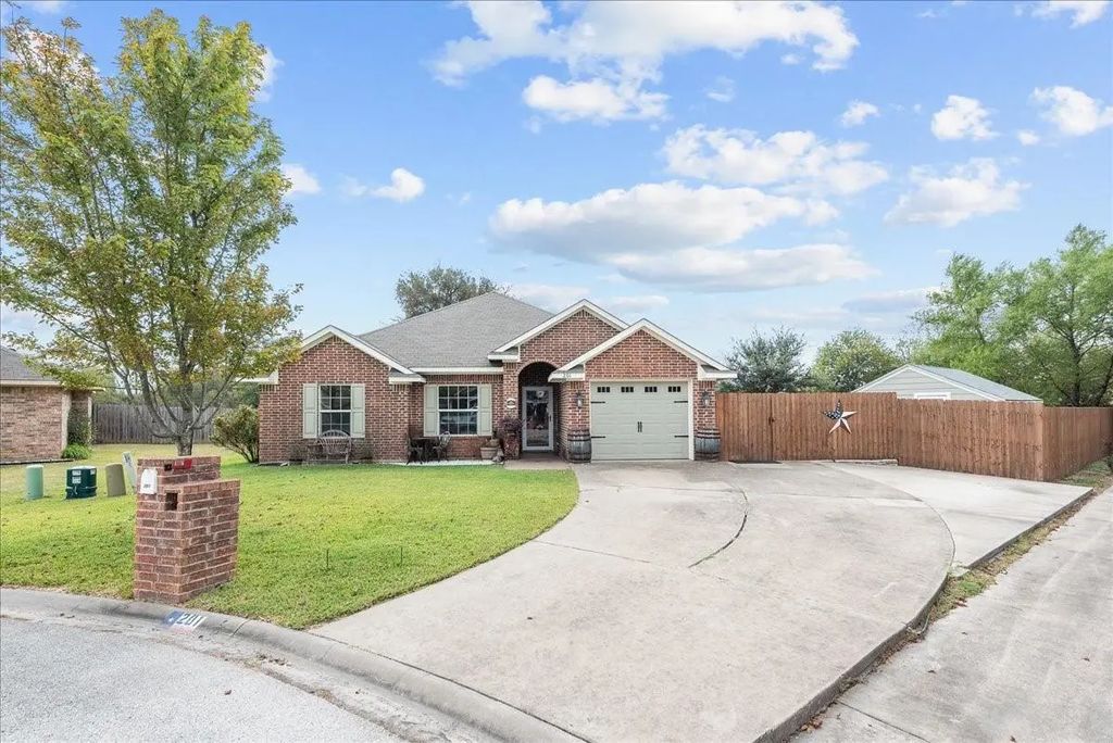 201 Eagle Point Court, Waco