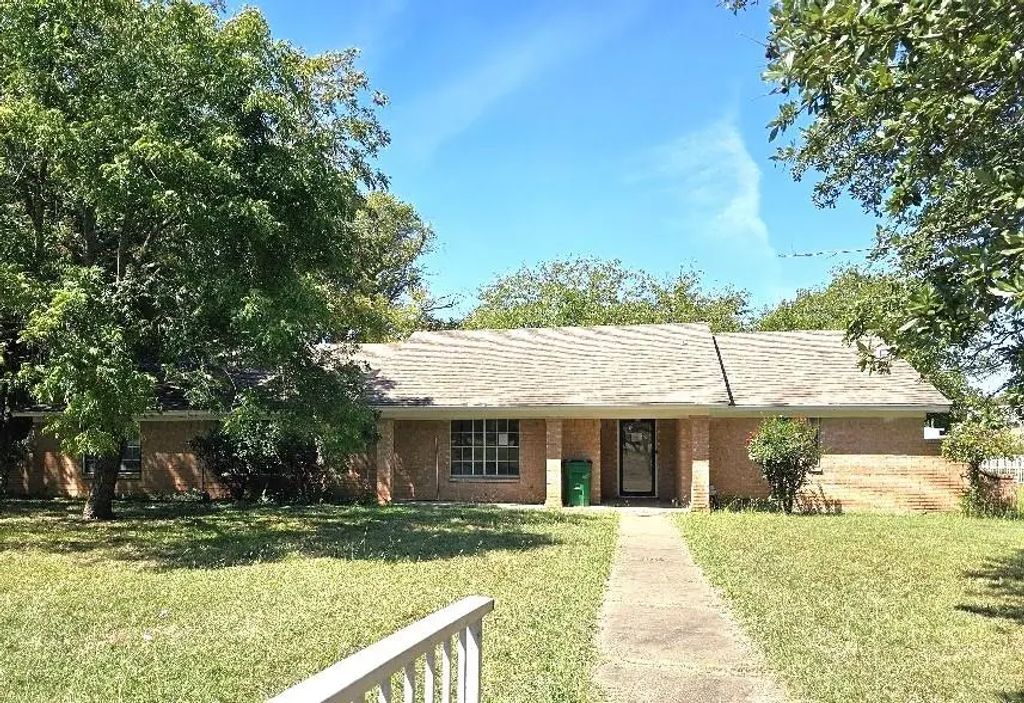 202 Roaring Springs Drive, Joshua