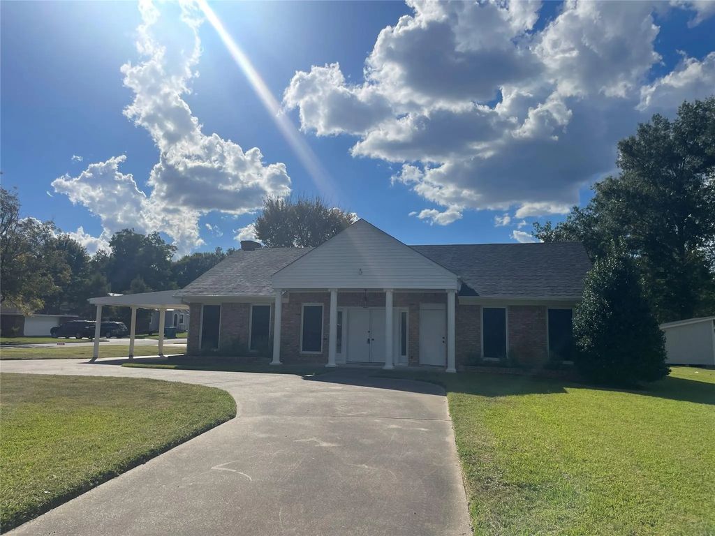 810 Lucas Drive, Athens