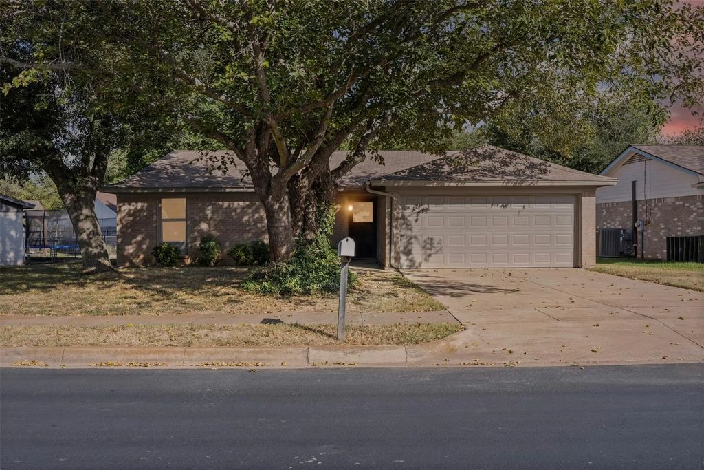 316 Matthew Drive, Crowley