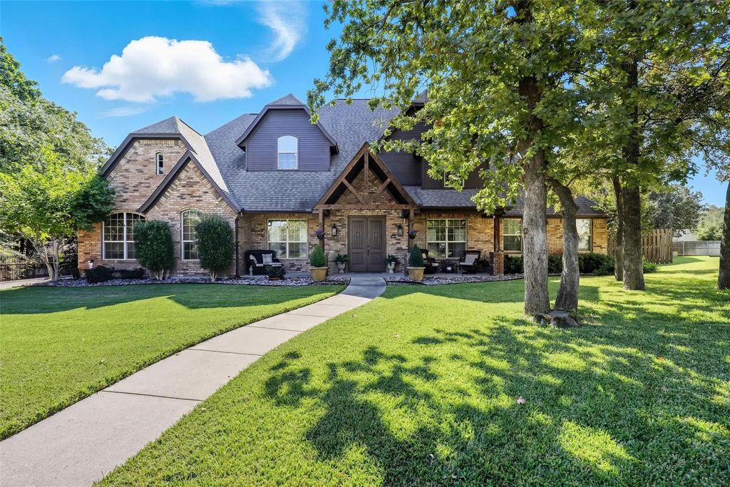 1304 Crows Nest Court, Azle