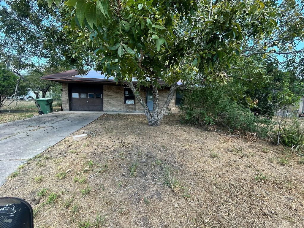 110 Weldon Street, Cuero