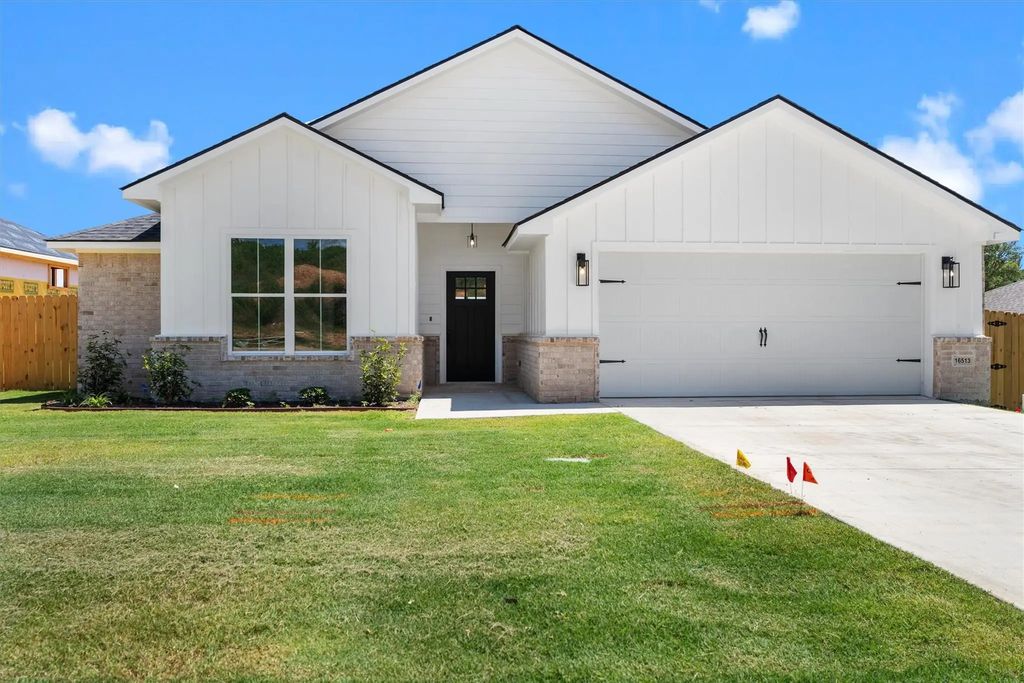 16513 Crossing Circle, Lindale