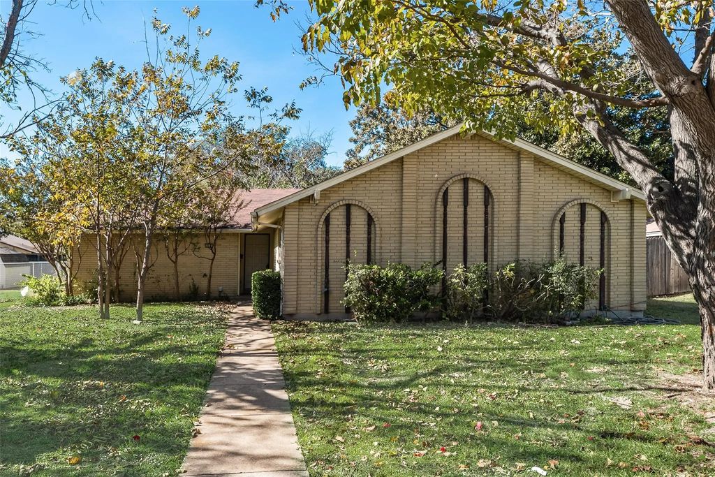 2037 Old Mill Run, Garland