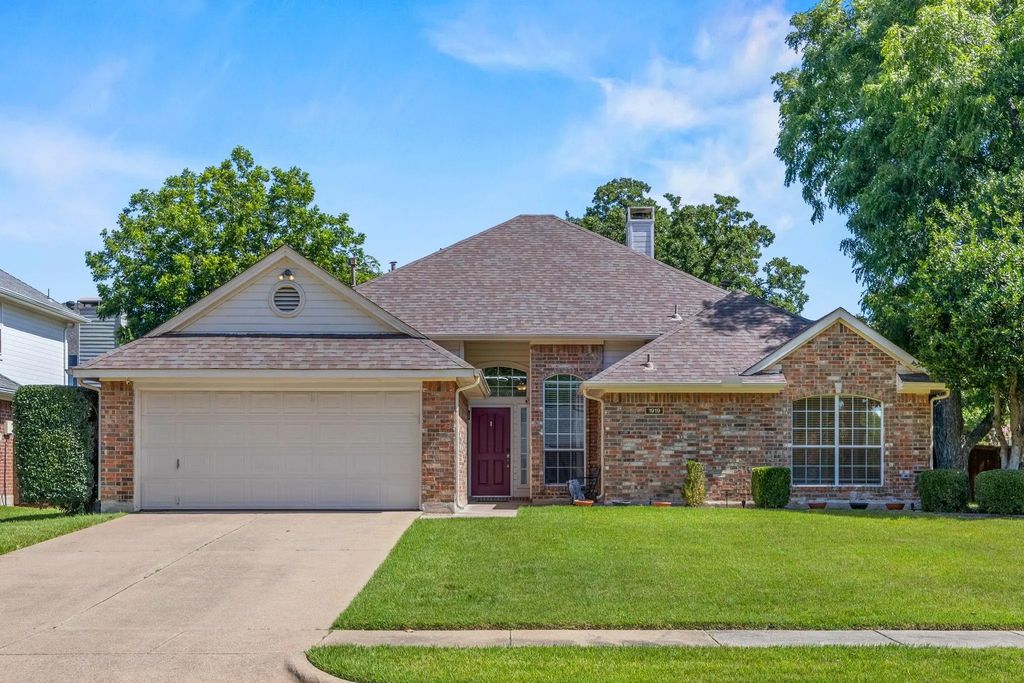 1919 Wood Crest Drive, Grapevine