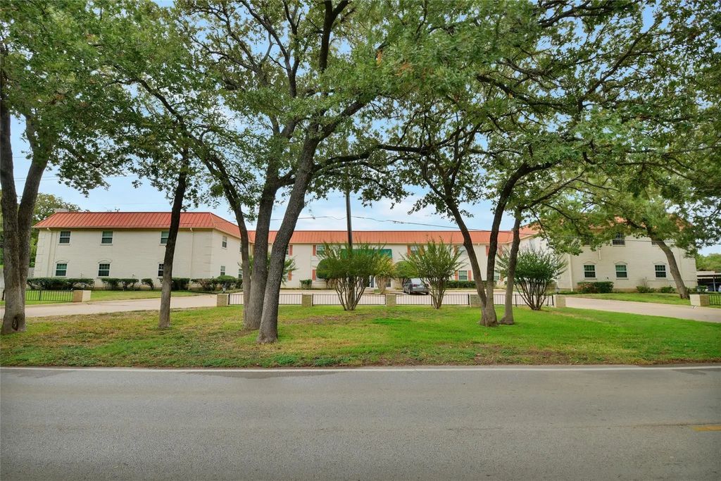 1401 Forest Edge Drive 21, Arlington