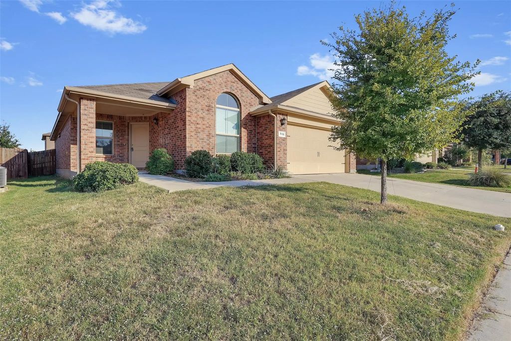 713 Gin Lake Trail, Fort Worth