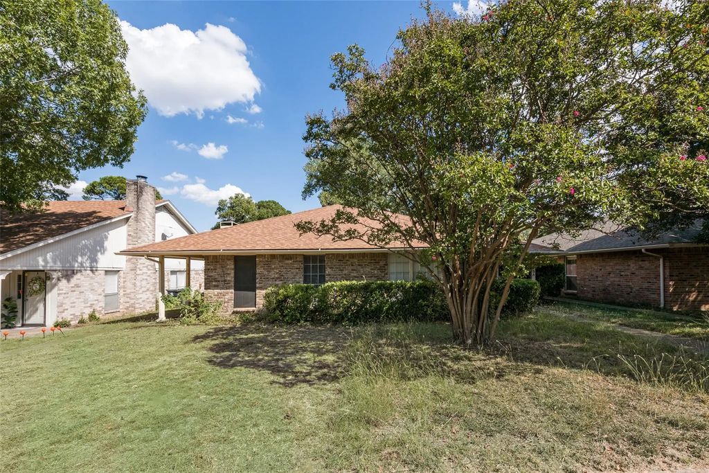 715 Oakwood Lane, Arlington
