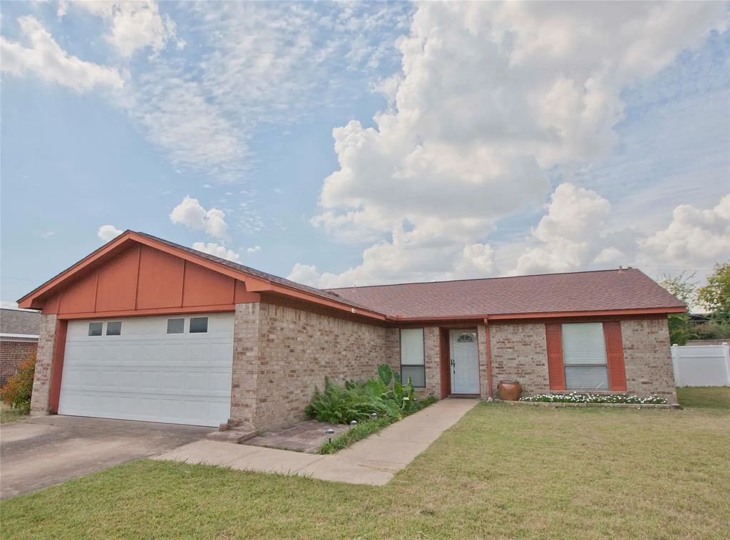 808 Arrow Wood Street, Benbrook
