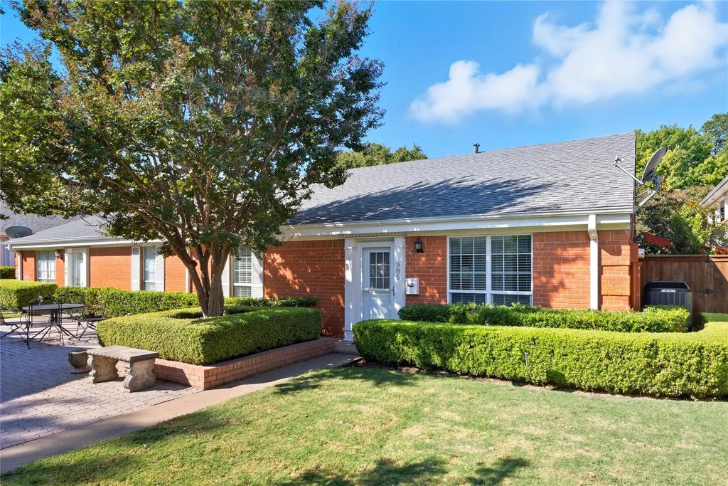 985 Roaring Springs Road 985, Fort Worth
