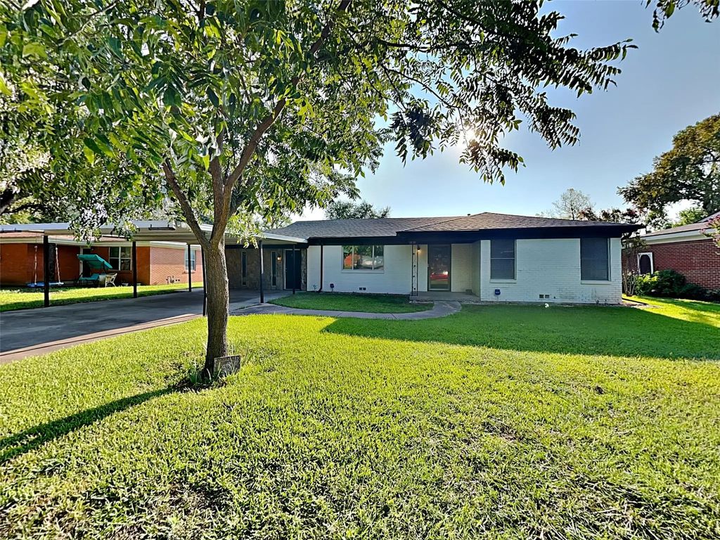 1019 Park Center Street, Benbrook