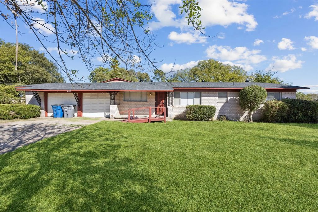 2739 Plaza Boulevard, Dallas