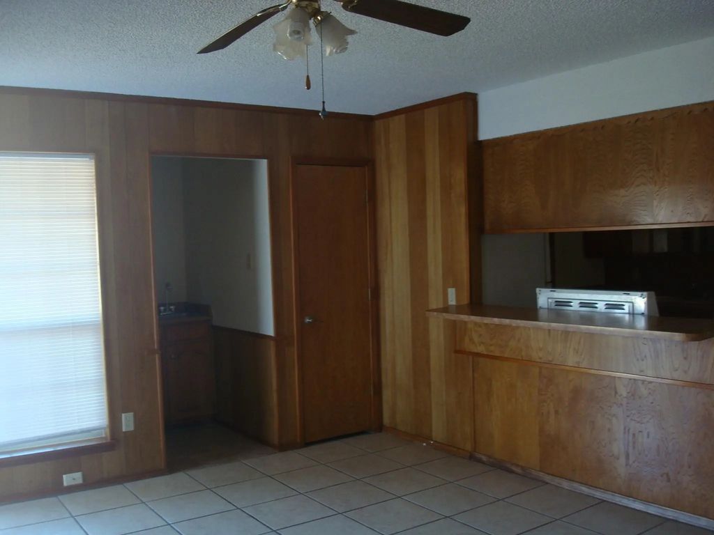 613 Renfro Street, Burleson