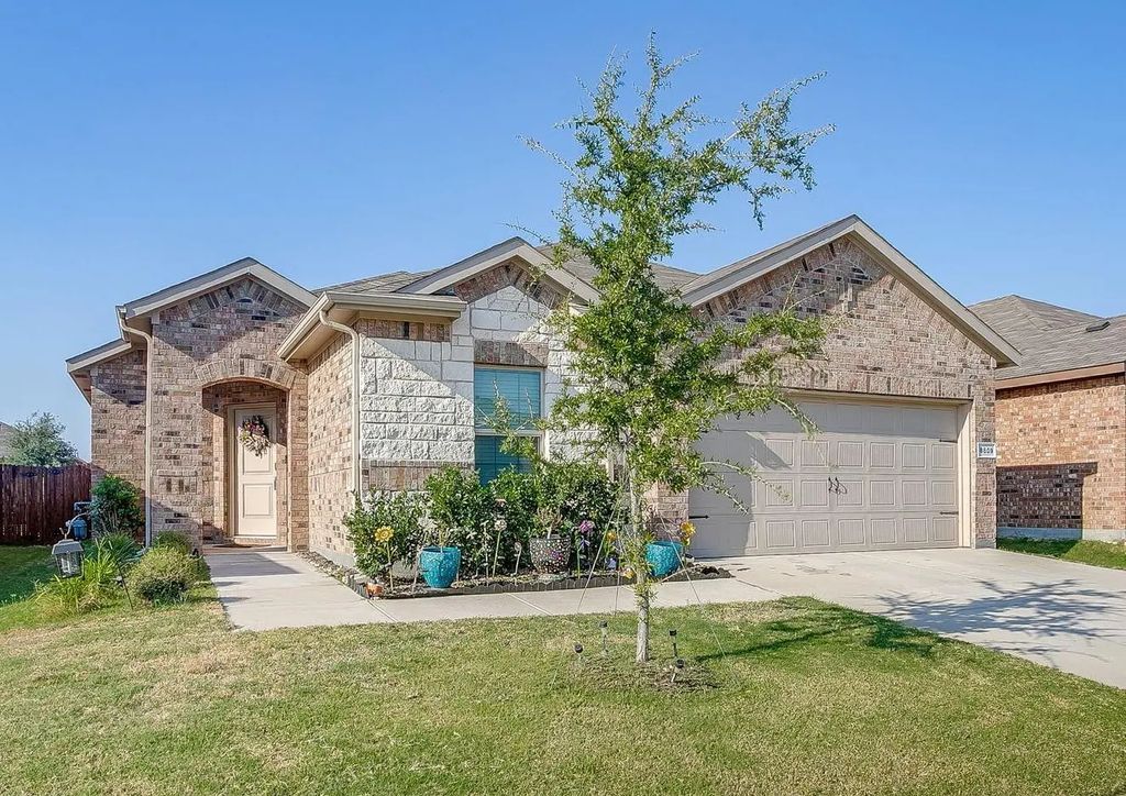 8609 Mirror Lake Drive, Fort Worth