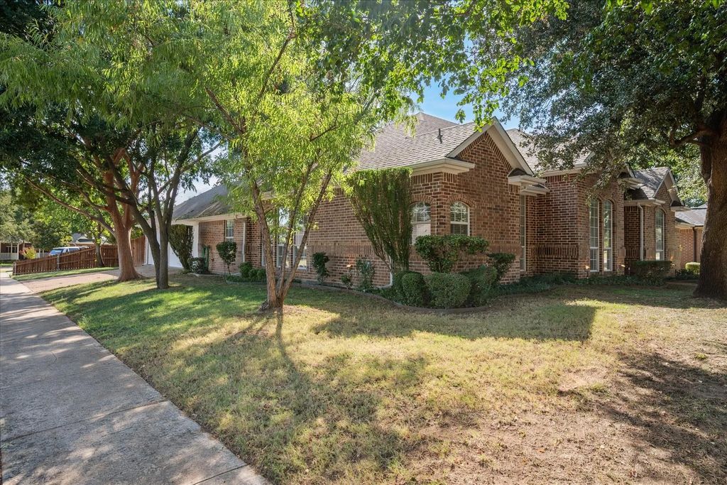 6112 Club House Drive, North Richland Hills