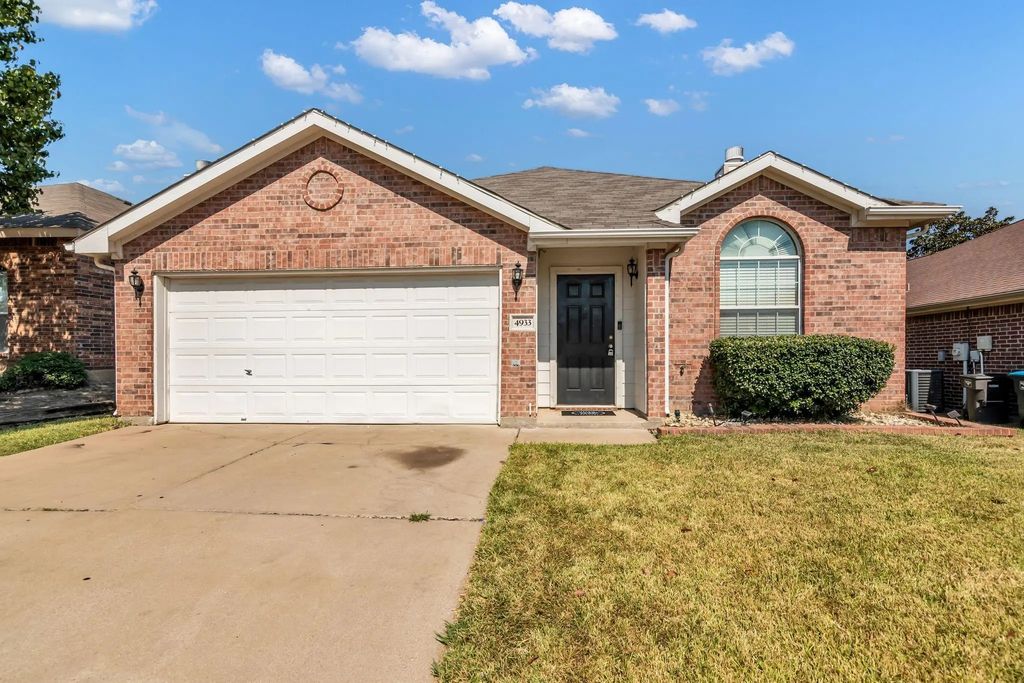 4933 Stirrup Way, Fort Worth