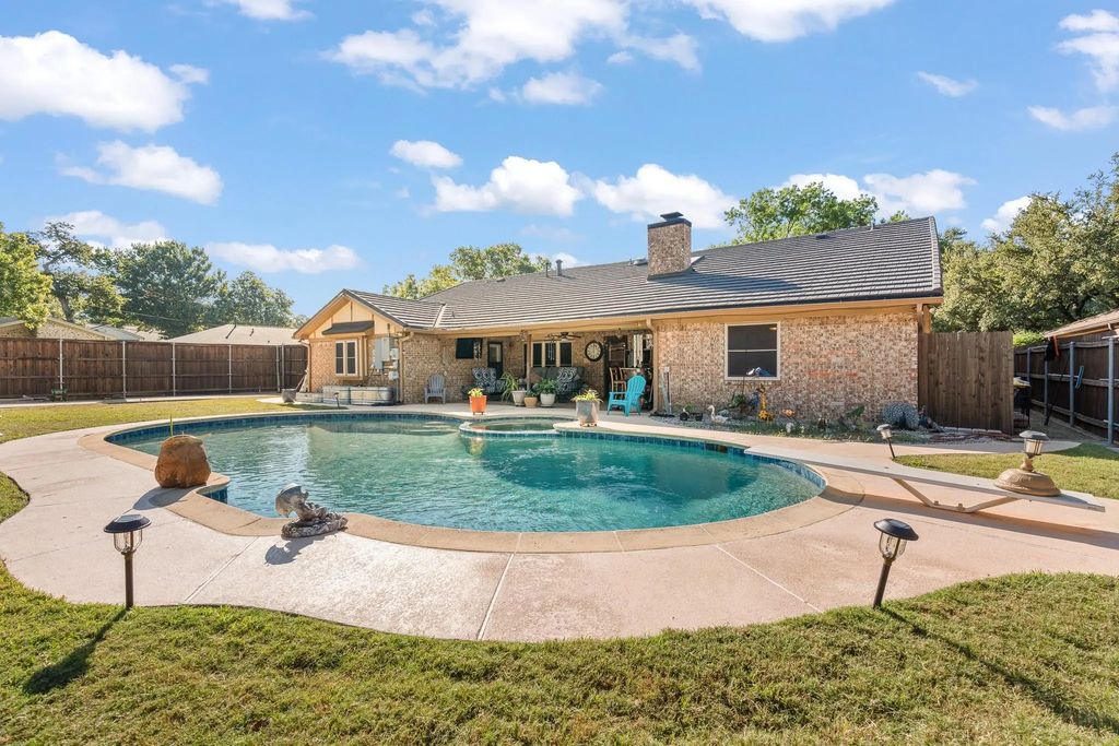 124 Jeannie Court, Hurst