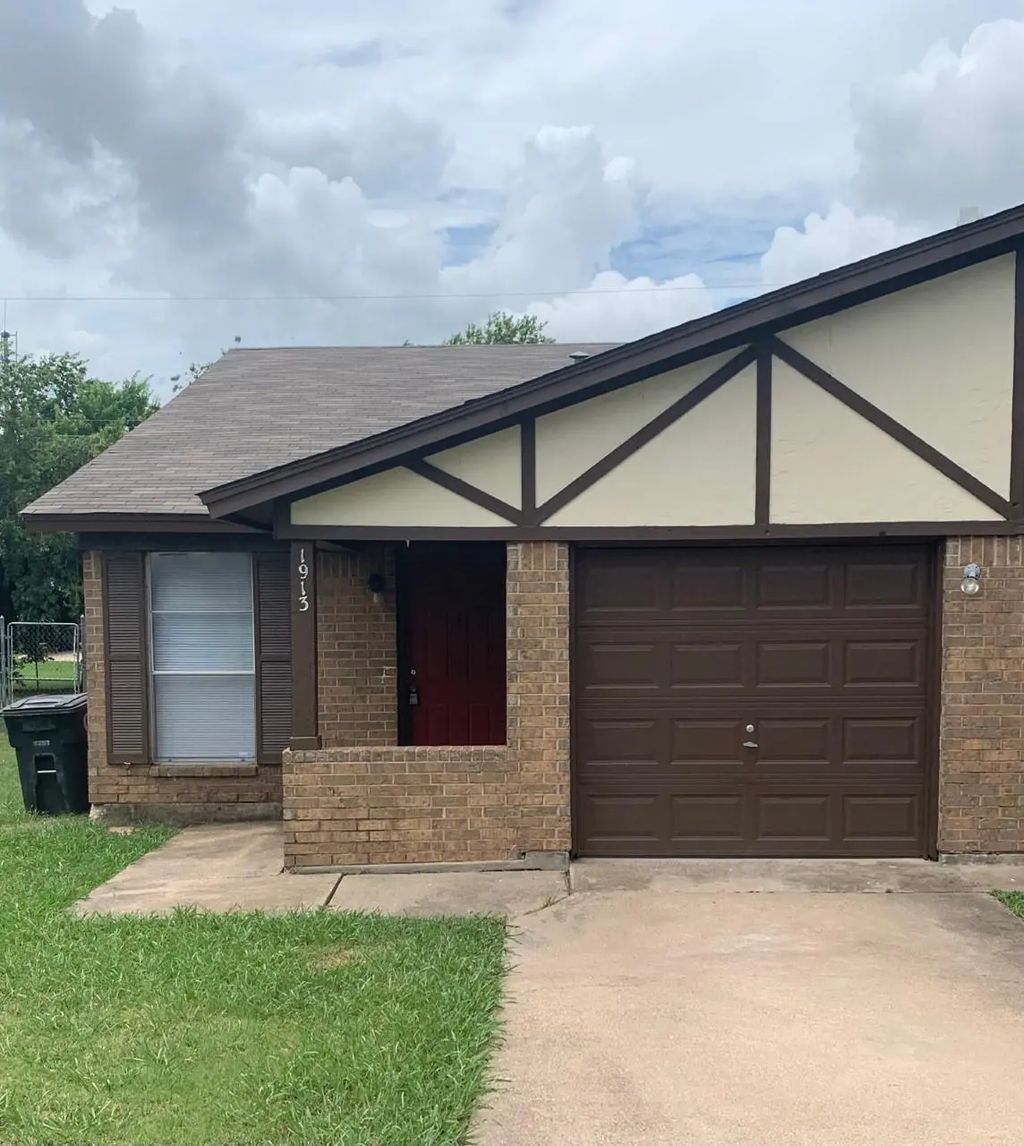 1913 Starling Court 1915, Cleburne