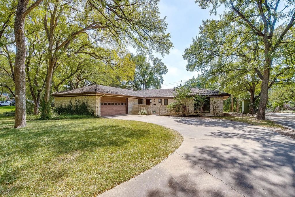 8605 Marys Creek Drive, Benbrook