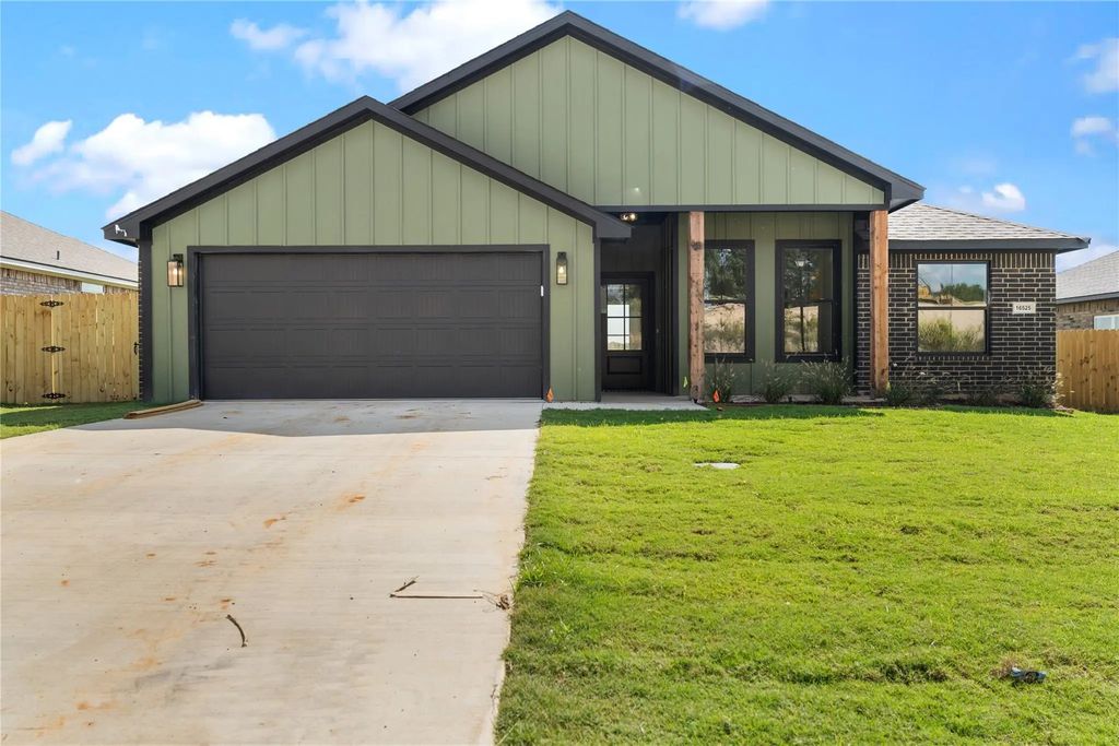16525 Crossing Circle, Lindale
