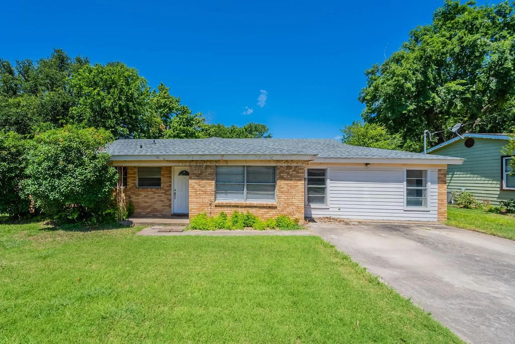 1030 Warden Street, Benbrook