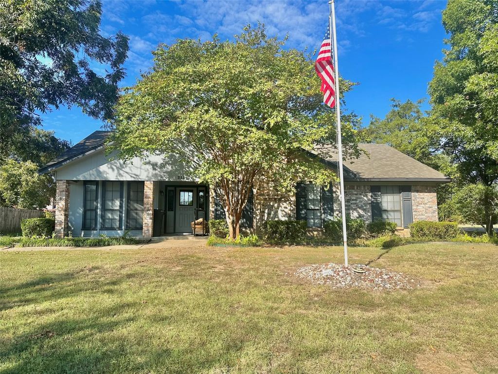 212 W Oaks Circle, Sulphur Springs