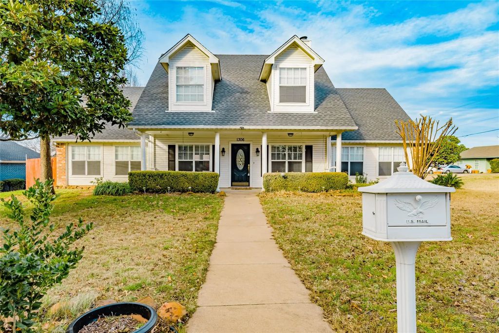 1306 Lakeside Drive, Southlake