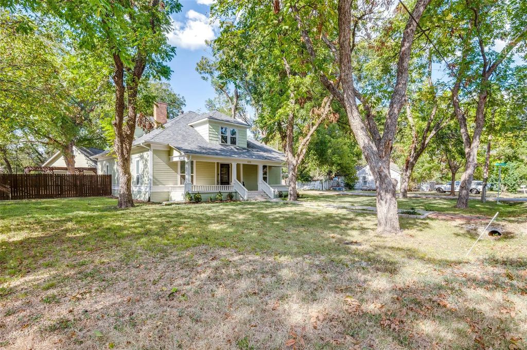 810 S College Street, Waxahachie