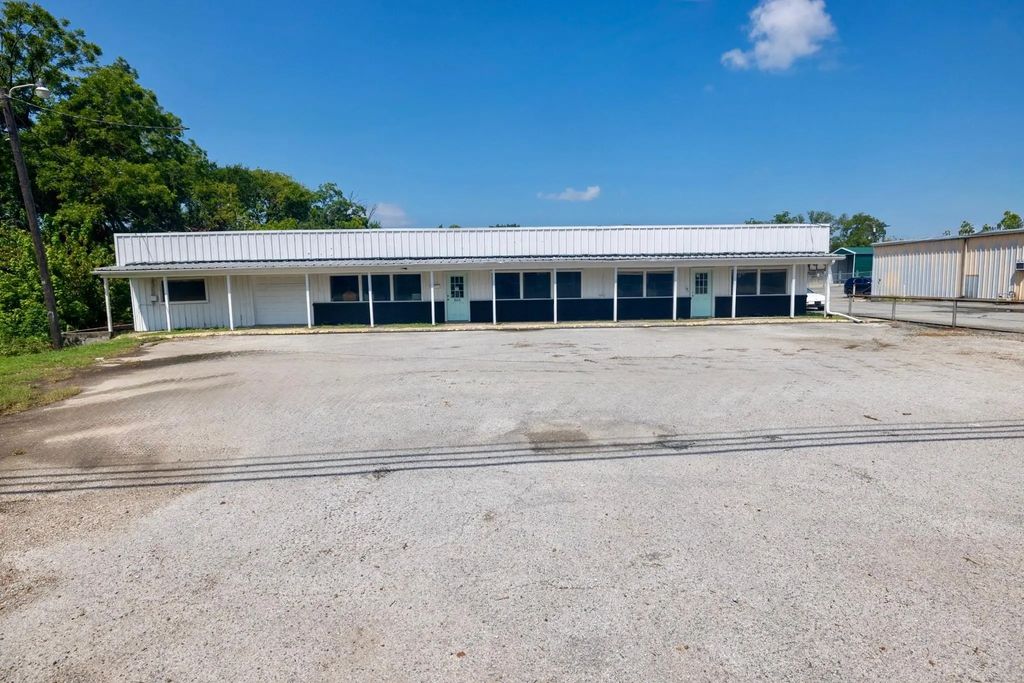 1605 N Center Street, Bonham