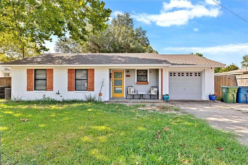902 Plum Street, Sanger