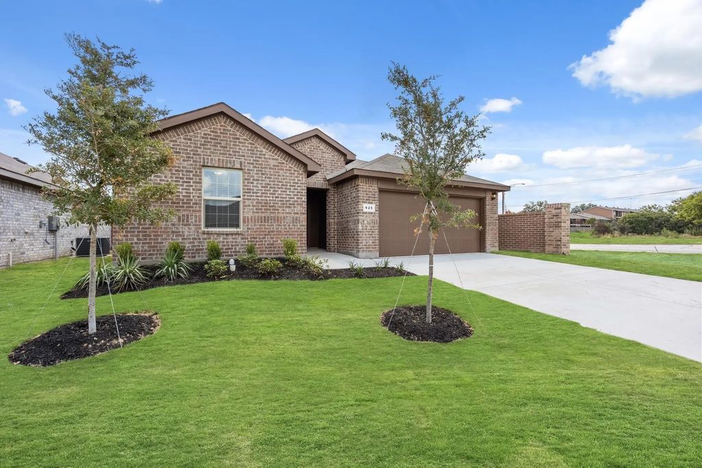 925 Whisper Springs Court, Fort Worth