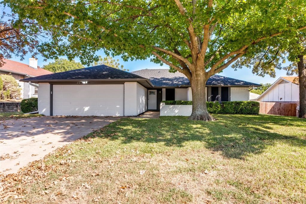216 Meadowhill Drive, Benbrook